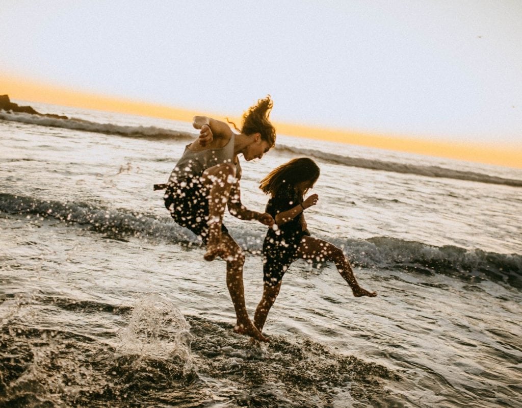 paar strand springen fröhlich glücklich happy urlaub