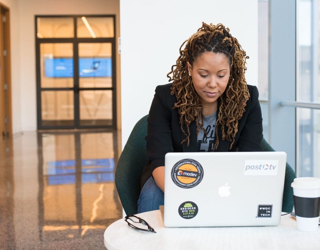 Programmierkurs für schwarze Frauen poc laptop