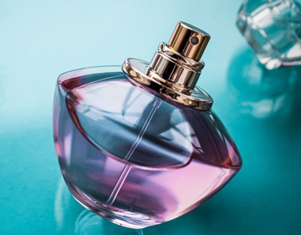 parfum in blau und lila