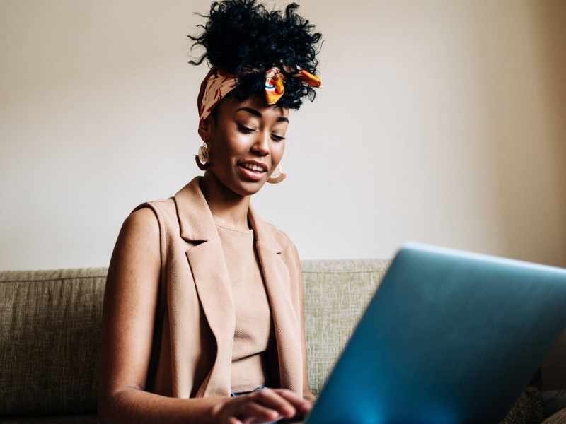 frau laptop arbeit hipster style happy afro