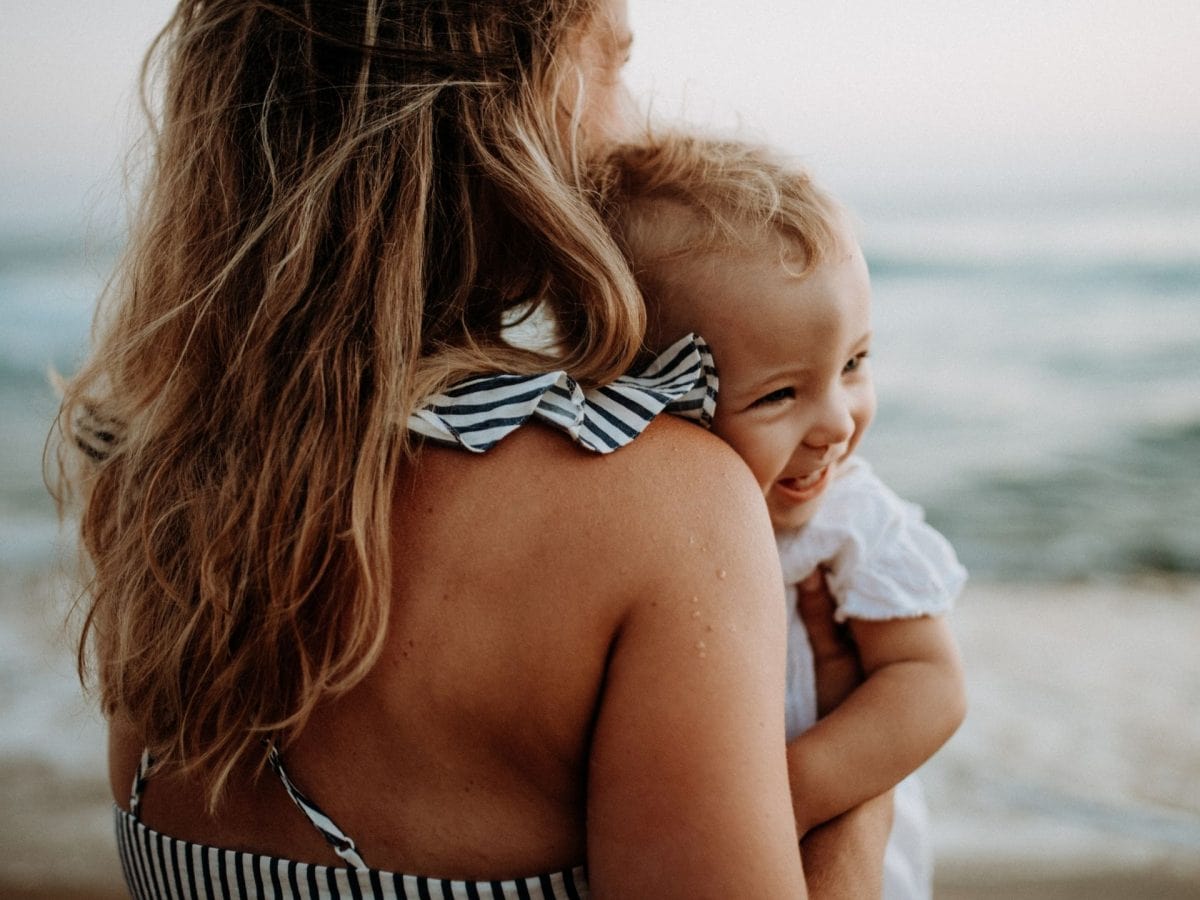 mineralische sonnencreme für babays frau mit baby am strand