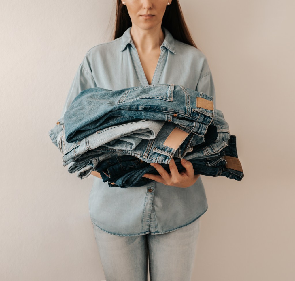 frau hält jeans