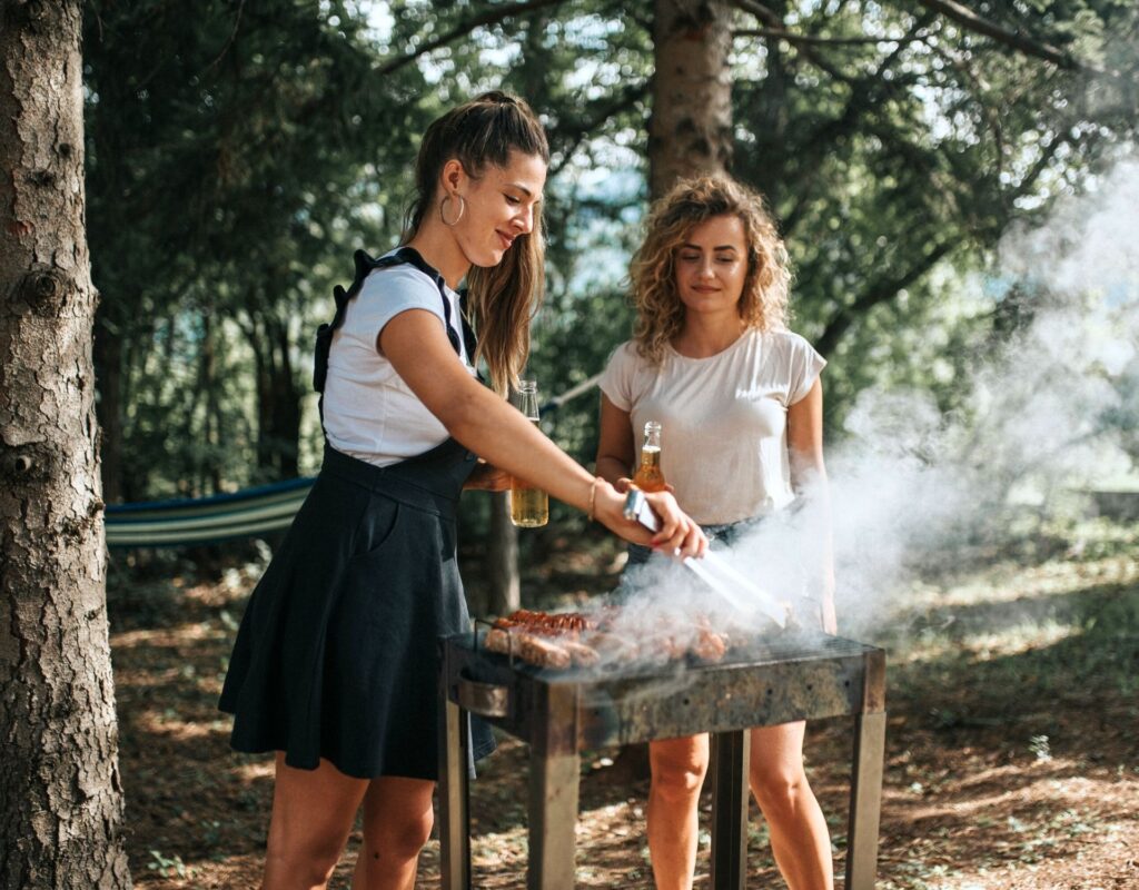 zwei fraune grillen nachhaltig im wald