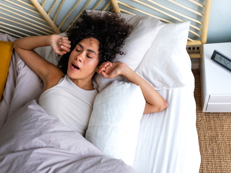 Frau Bett müde gähnen