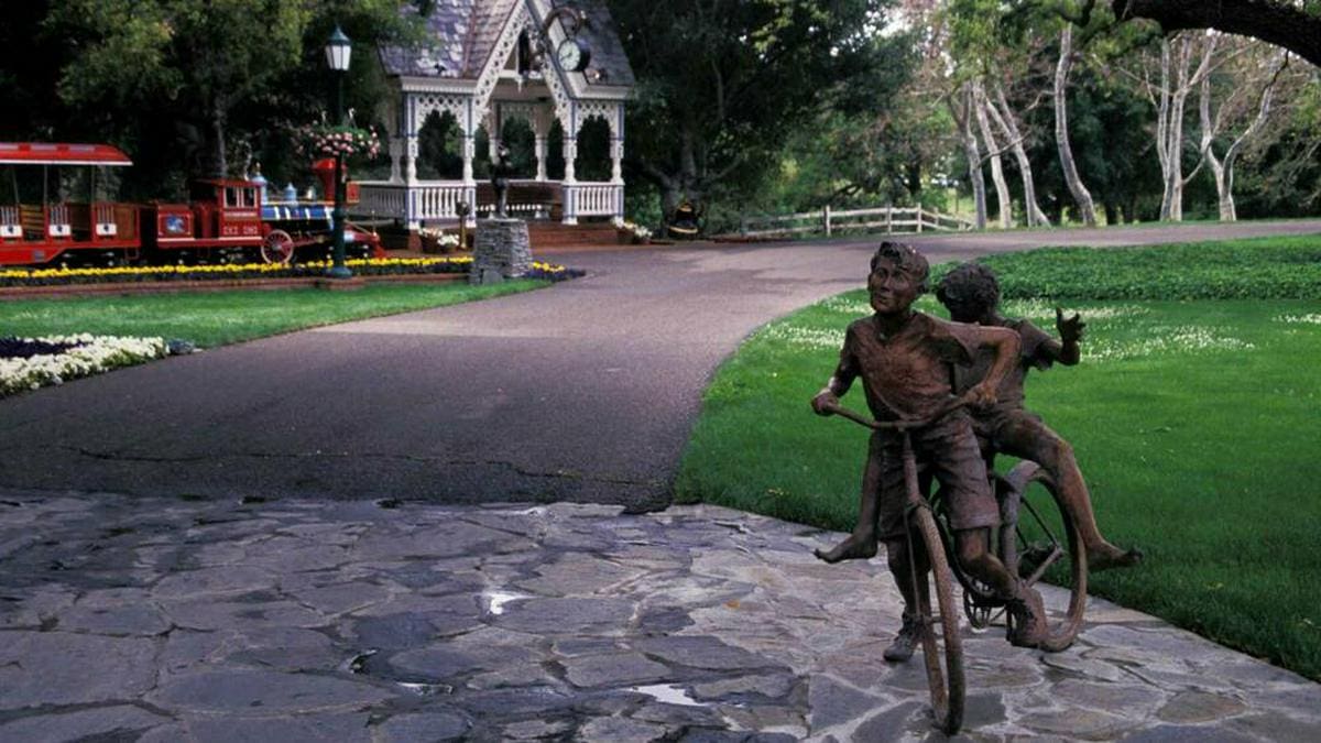 Popstar Michael Jackson ließ auf seiner Neverland Ranch zahlreiche Statuen aufstellen.. © imago/ZUMA Press