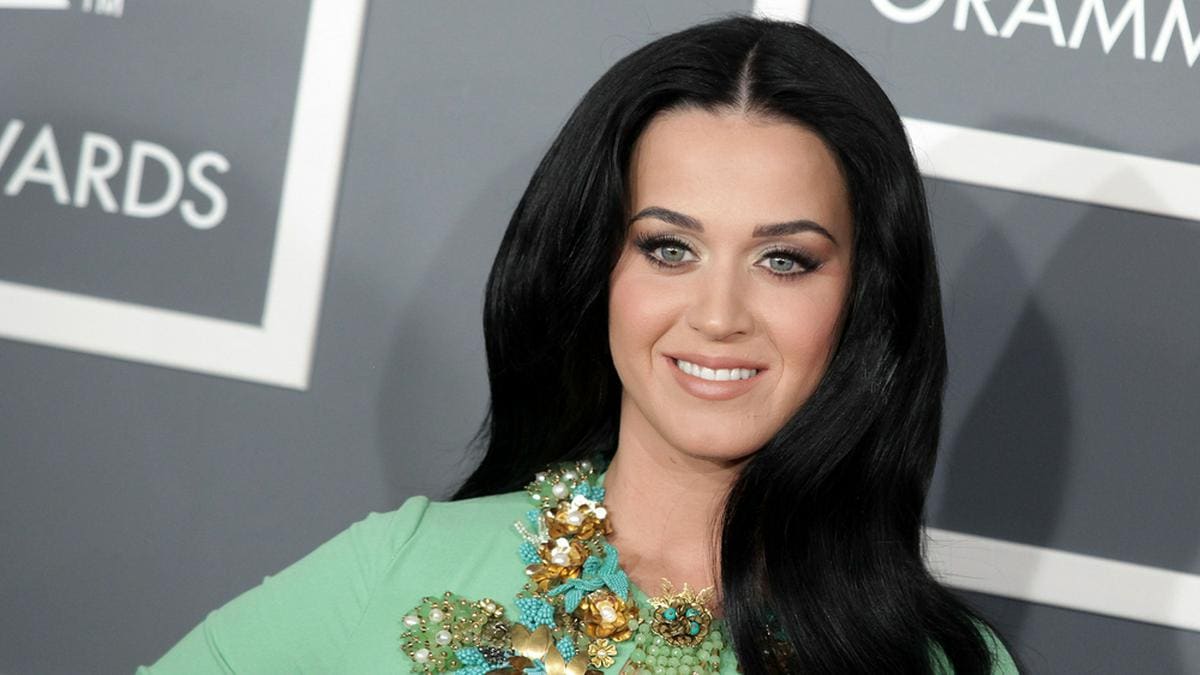 Katy Perry kann sich nicht ganz von ihrem alten Signature-Look trennen.. © DFree / Shutterstock.com
