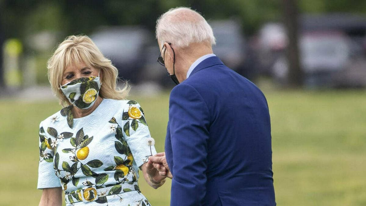 Joe Biden überrascht seine Frau Jill mit einer selbstgepflückten Blume.. © imago images/ZUMA Wire
