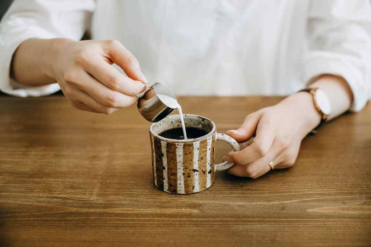 Kaffee zubereiten Latte Art Hände Kaffee Milch