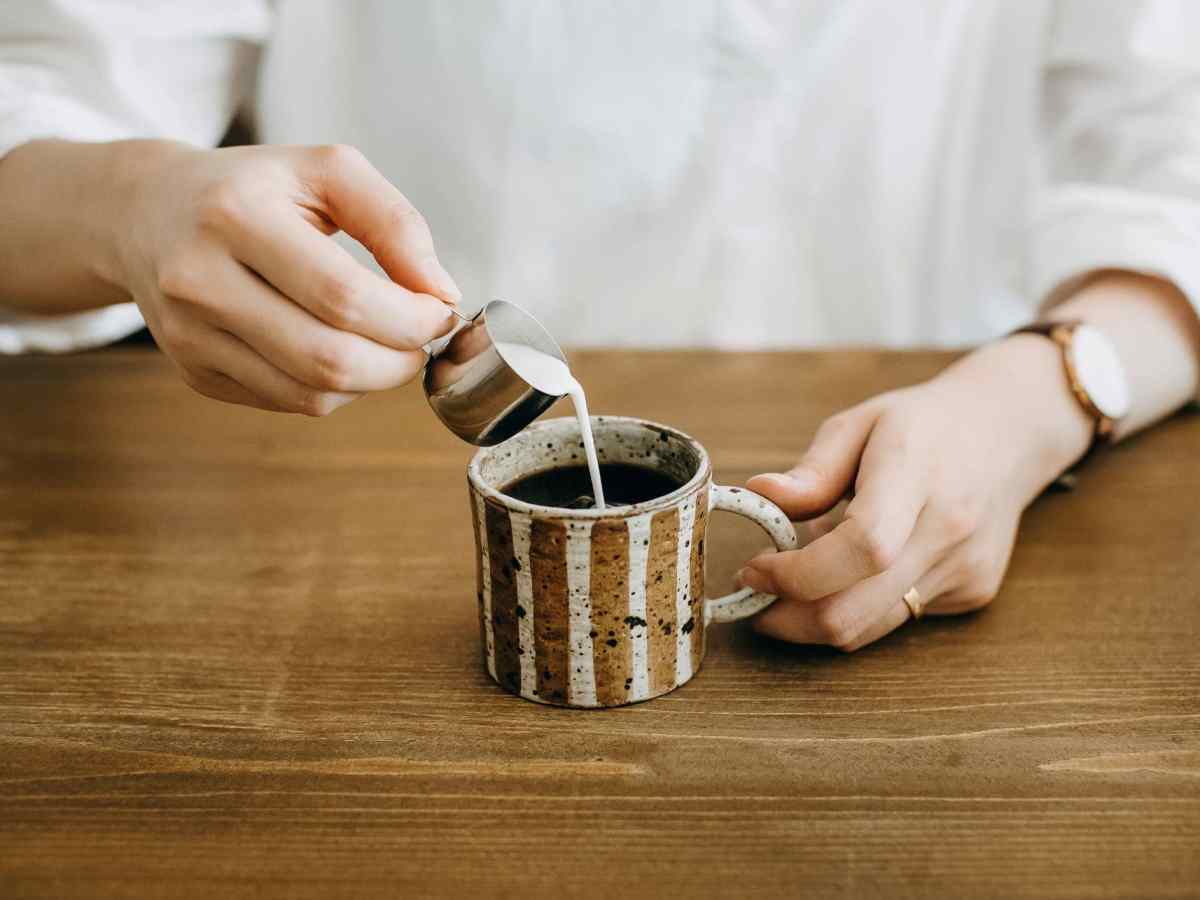 Kaffee zubereiten Latte Art Hände Kaffee Milch