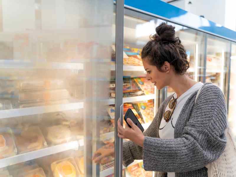 supermarkt frau tiefkühl produkt einkaufen stress