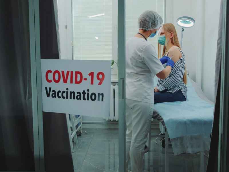 impfung corona arzt frau krankenhaus