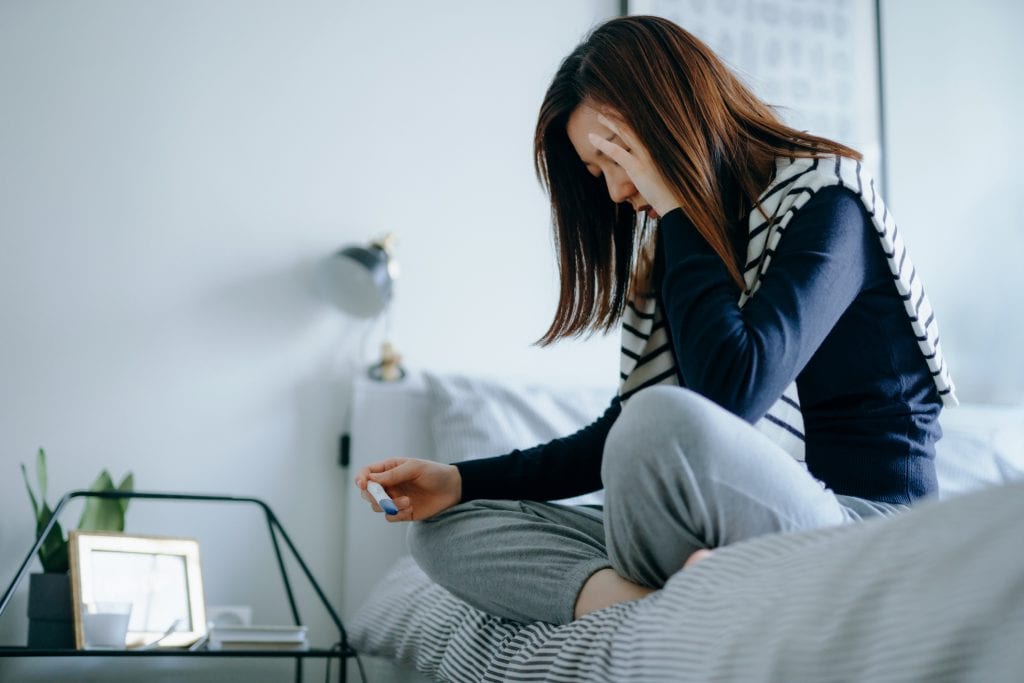 angst vor schwangerschaft frau mit schwangerschaftstest