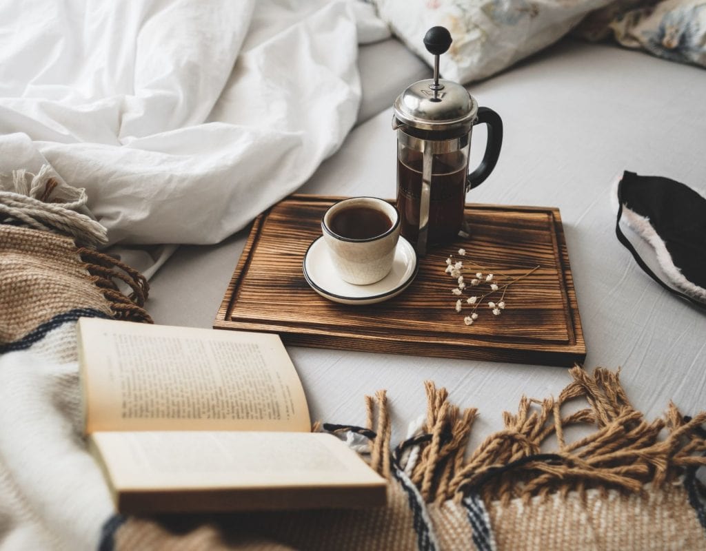 french press bett kissen buch cozy