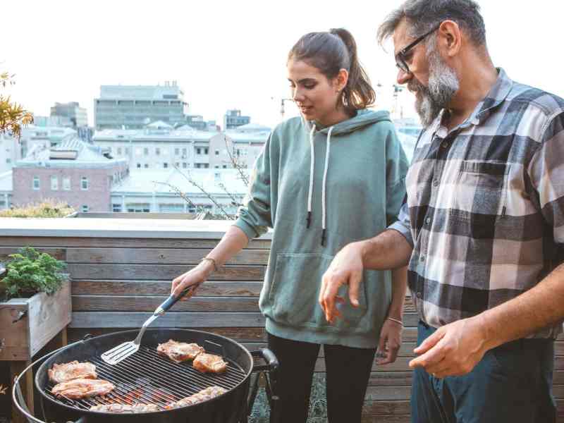 grilen balkon tochter und vater