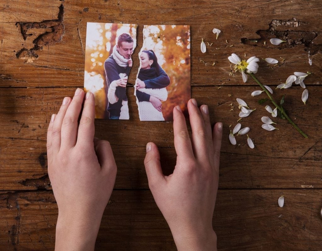 date absagen foto zerrissen hände liebeskummer break up