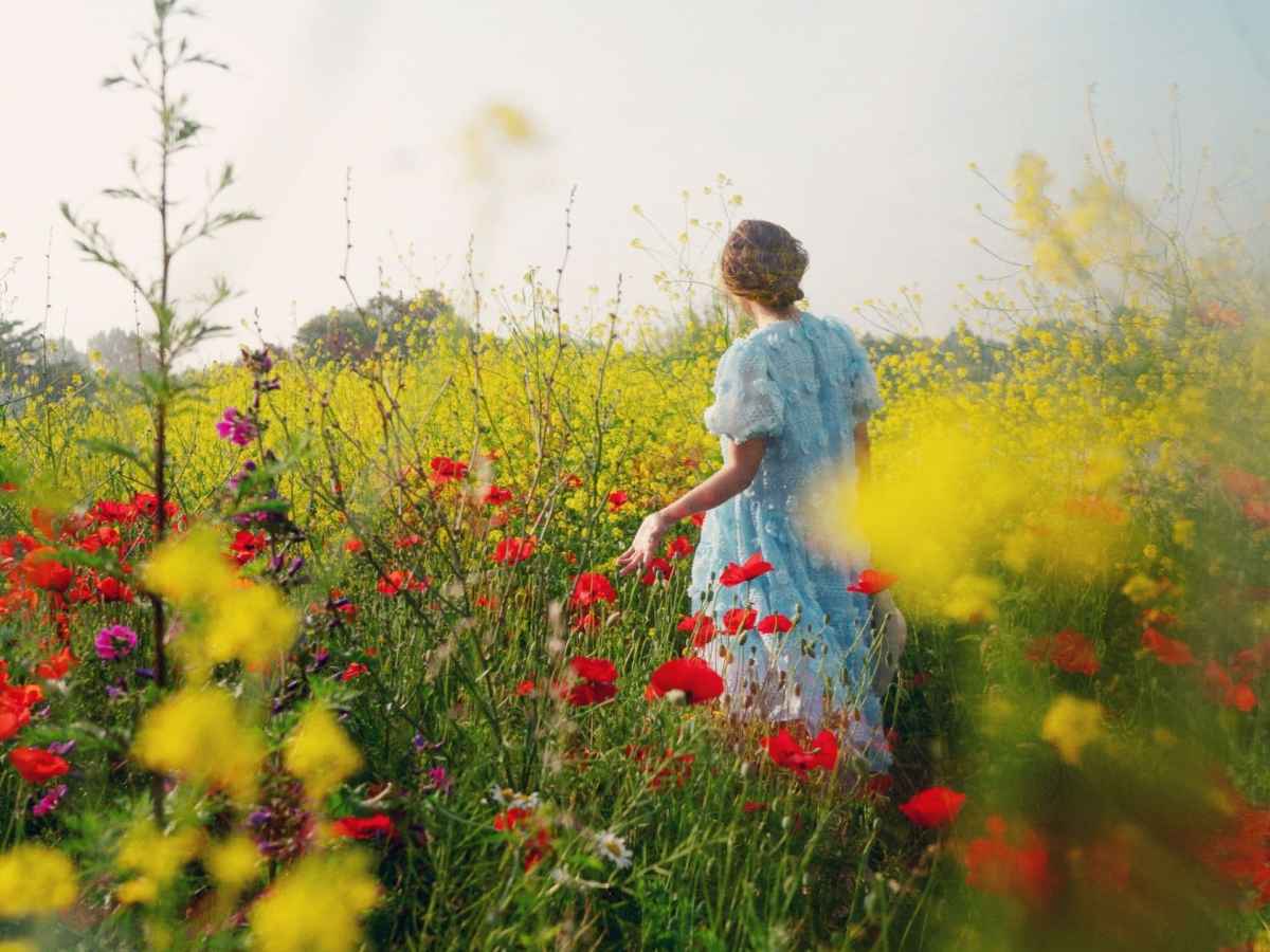 Tag der Erde Blumenwiese Feld Frau Kleid