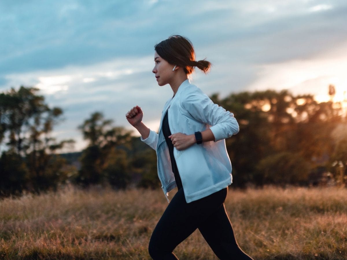 slow-jogging joggen laufen japanische frau