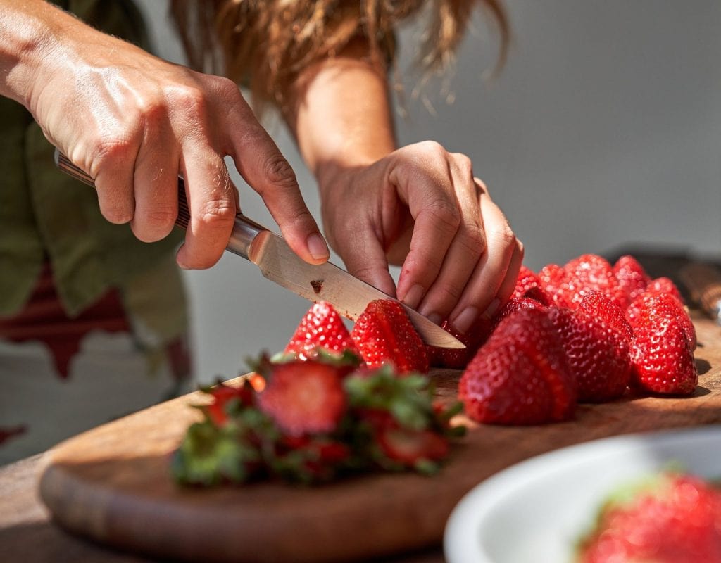 erdbeere messer schneiden küche frau lecker obst