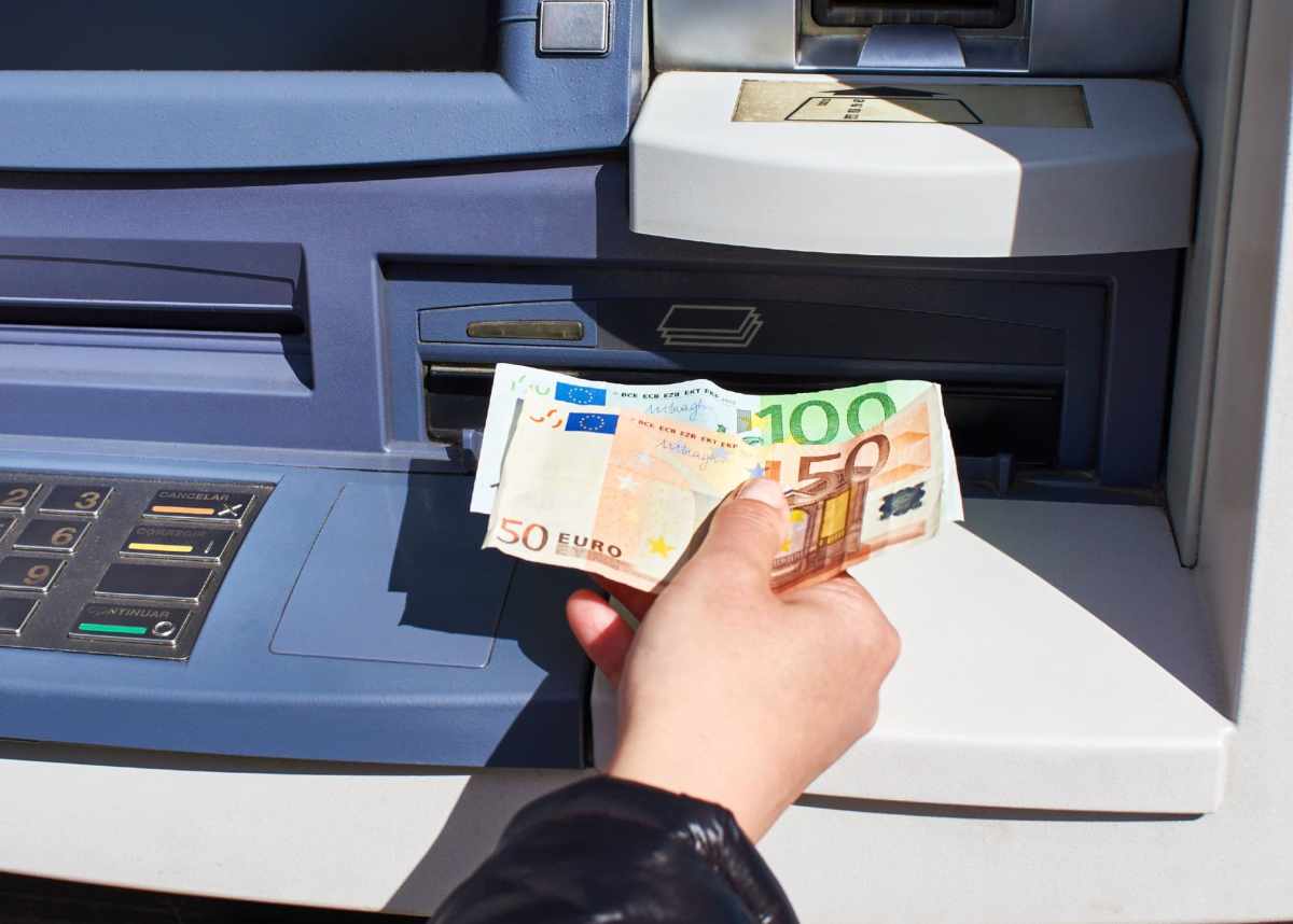 geld automat euro scheine hand verdienen