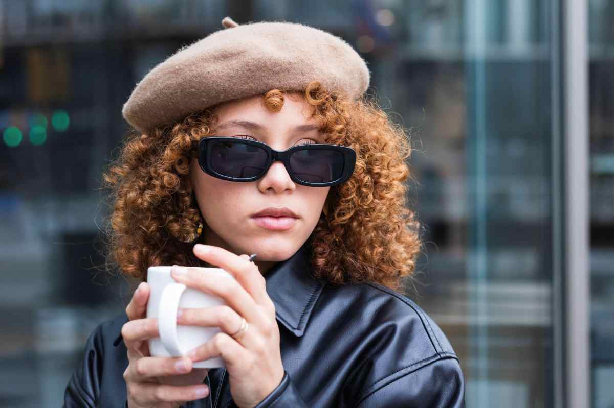 Frau trinkt Kaffee im Stehen