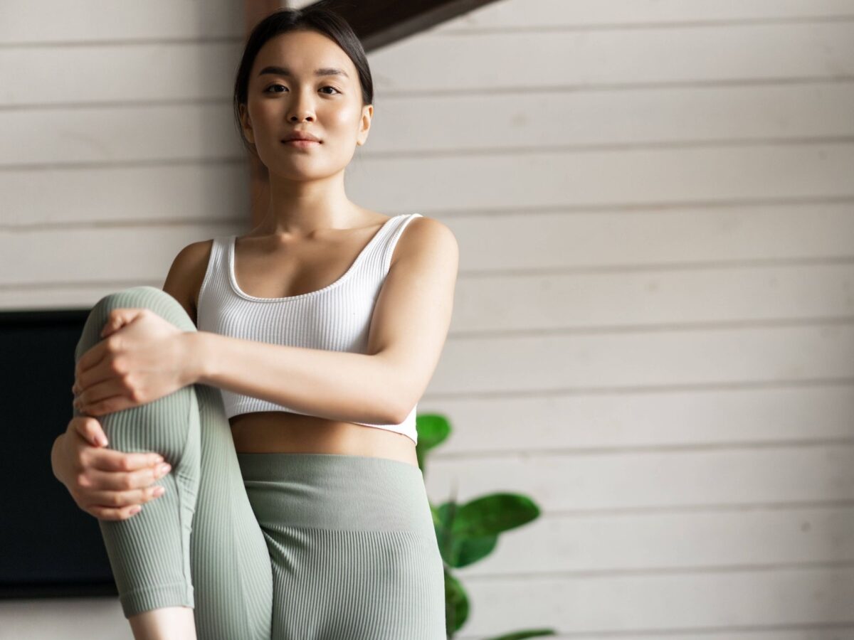 training zuhause yoga dehnen frau
