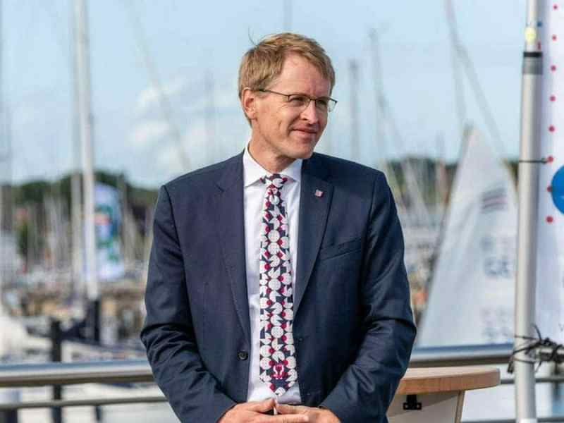 Ministerpräsident Daniel Günther macht die Beherbergungsbetriebe in Schleswig-Holstein auf. © imago images/penofoto