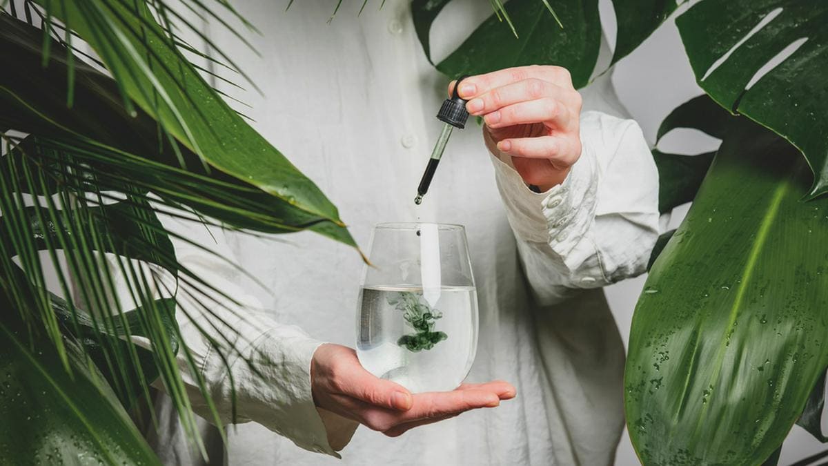 Wasser mit Chlorophyll-Tropfen ist der neueste Hype unter Beauty-Influencern.. © Masson/Shutterstock