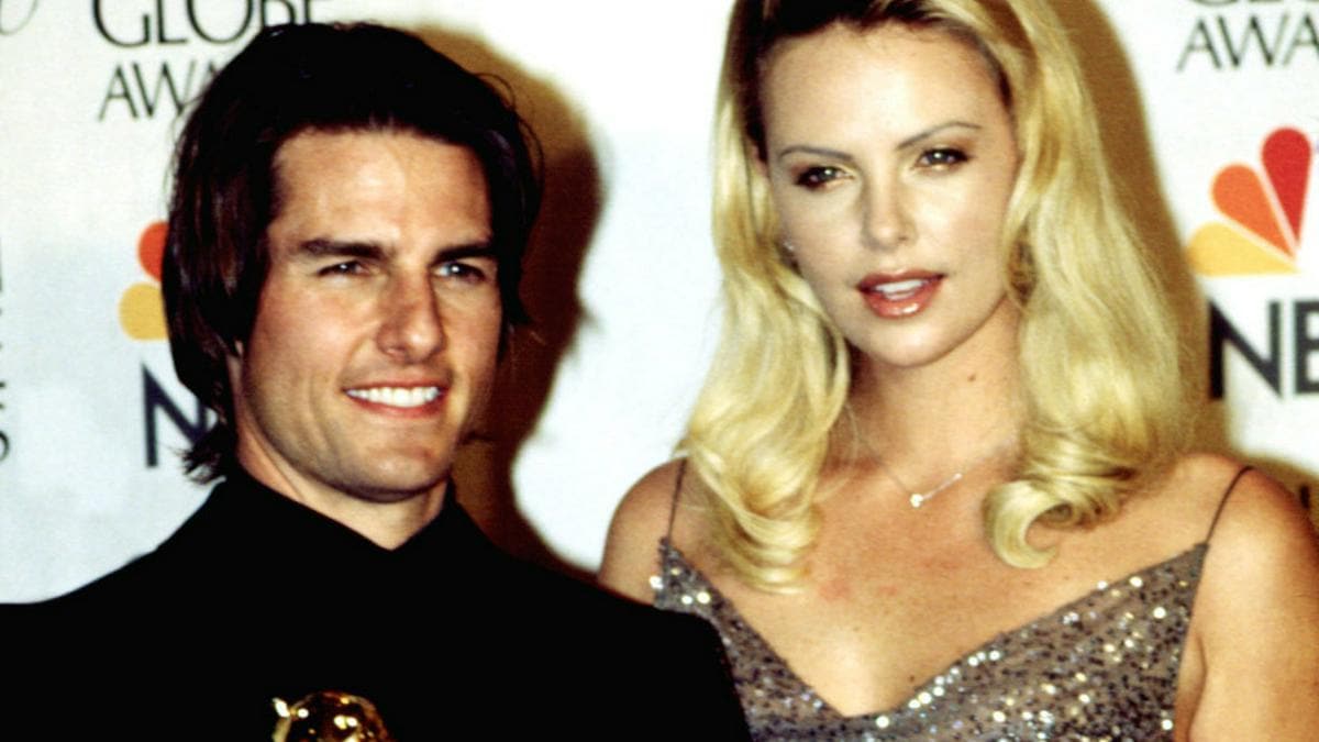 Tom Cruise mit seinem Golden Globe Award und Kollegin Charlize Theron bei der Preisverleihung im Januar 2000.. © Shutterstock.com / Everett Collection