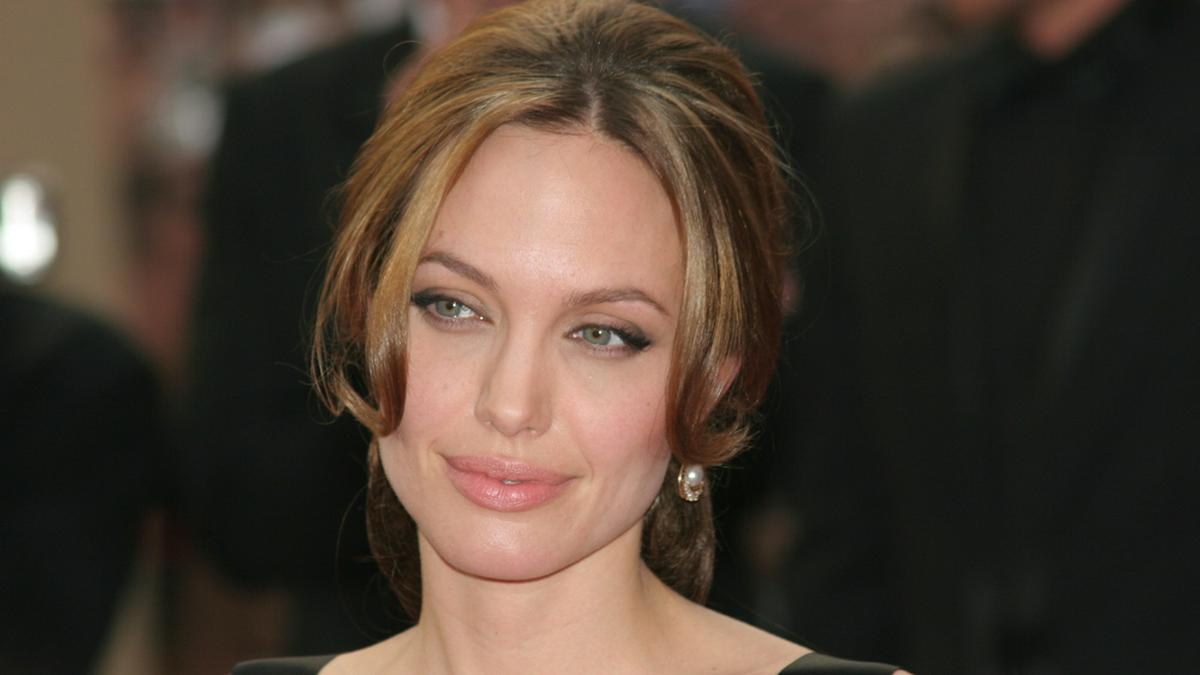 Angelina Jolie ist seit der Trennung von Brad Pitt Single.. © Denis Makarenko/shutterstock.com