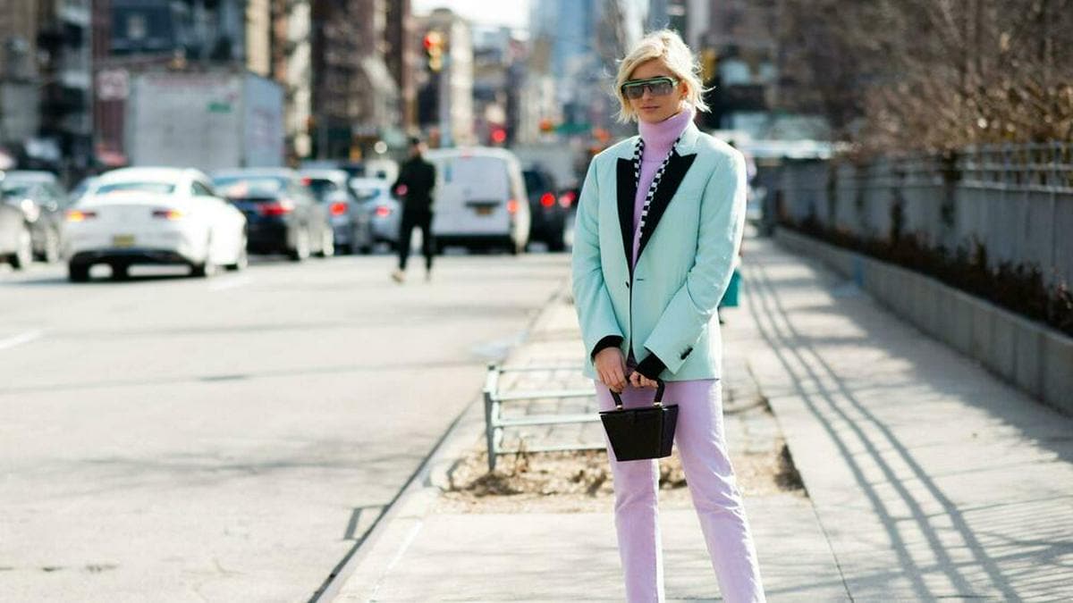 Pastellfarben richtig kombinieren - Modebloggerin Xenia Adonts macht es vor.. © imago images / Runway Manhattan