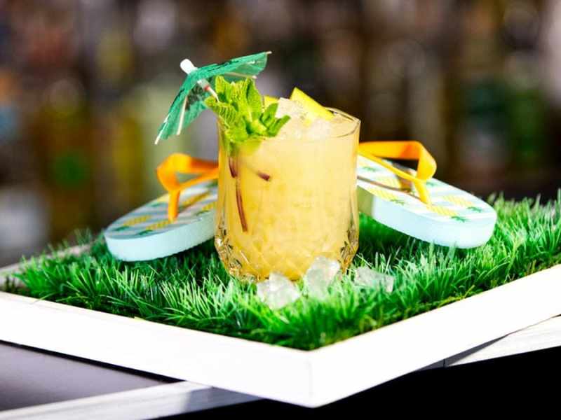 Cocktails wie der "Mai Tai" erfreuen sich auch im Corona-Lockdown großer Beliebtheit.. © Matthias Knorr / Barschule München