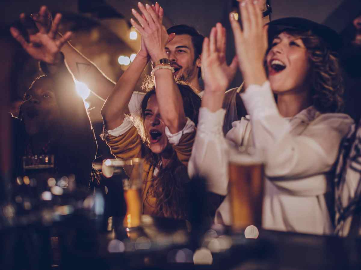 Spieleabend Bar Freunde Bier feiern klatschen Party