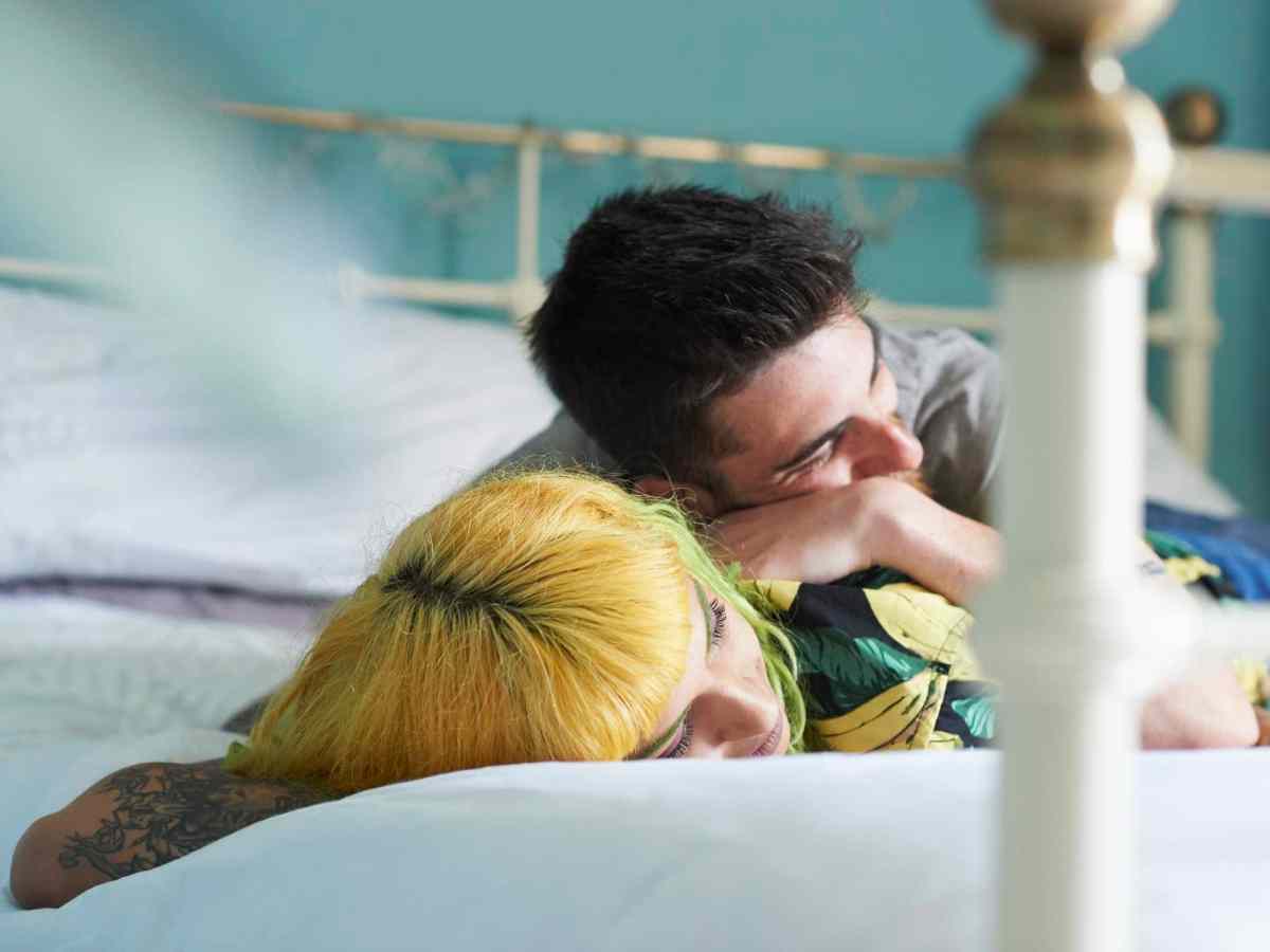 paar couple bett blaue Wand Wandfarbe fürs Schlafzimmer