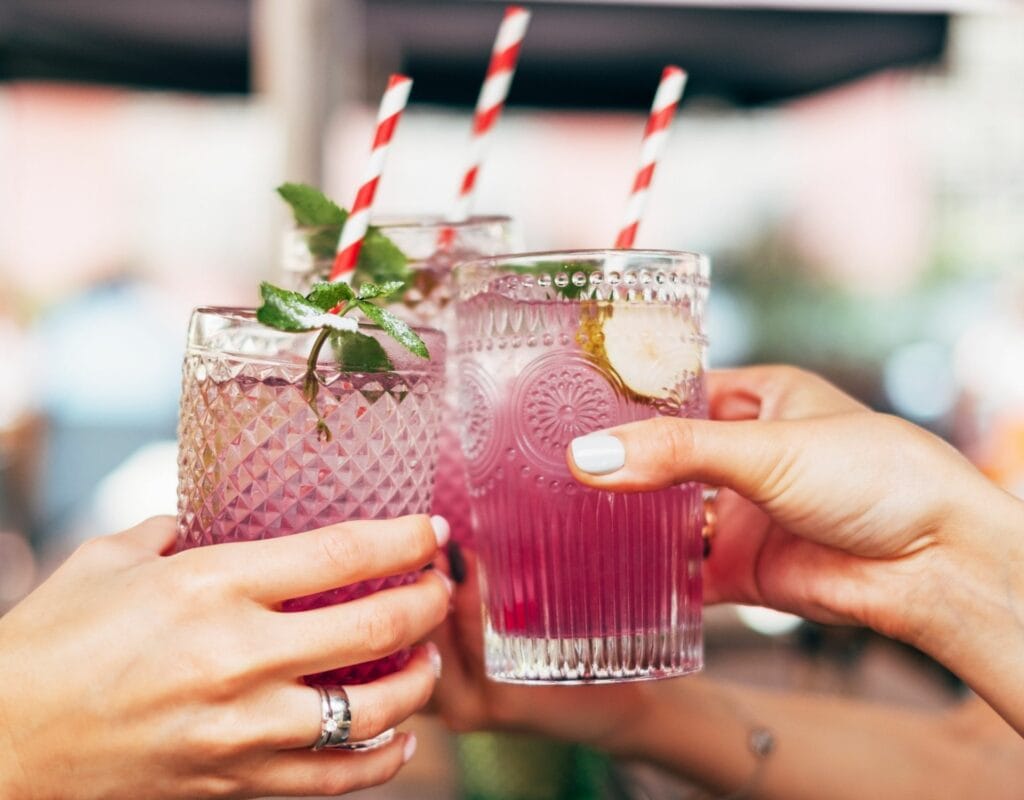 Frauen mit Cocktails