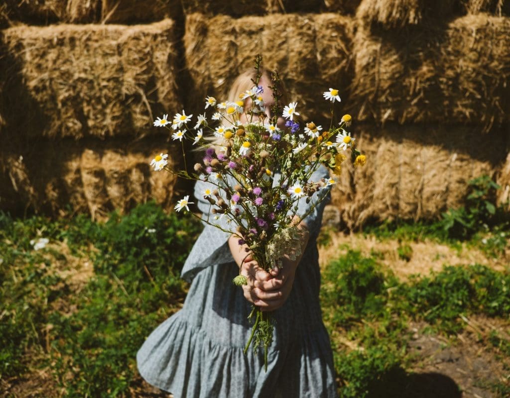 Cottagecore Mädchen mit Blumen Muttertagsgeschenk versenden