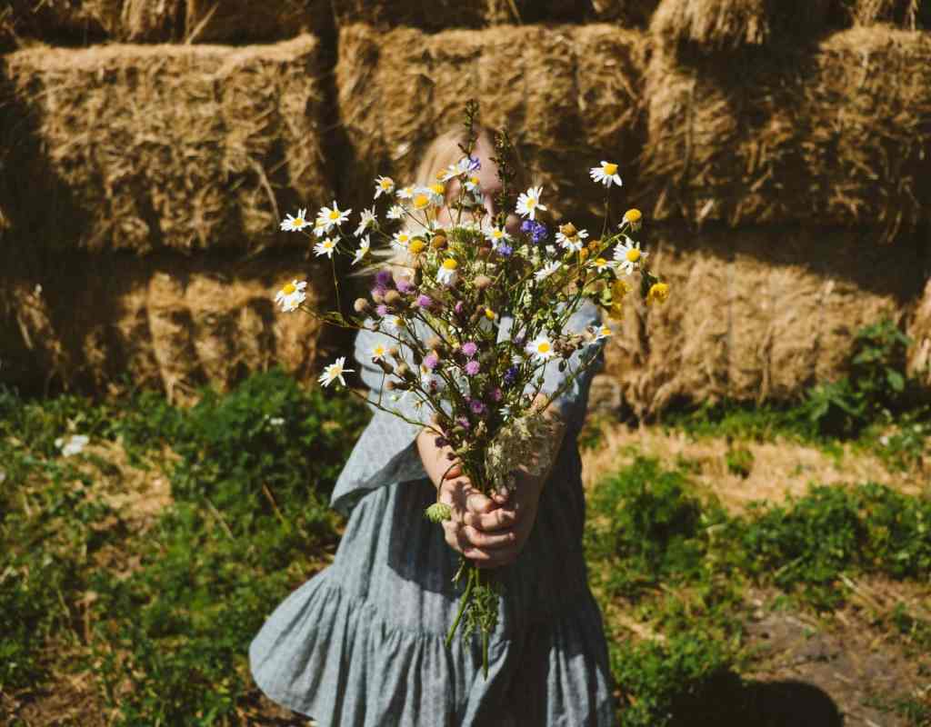 Cottagecore Mädchen mit Blumen