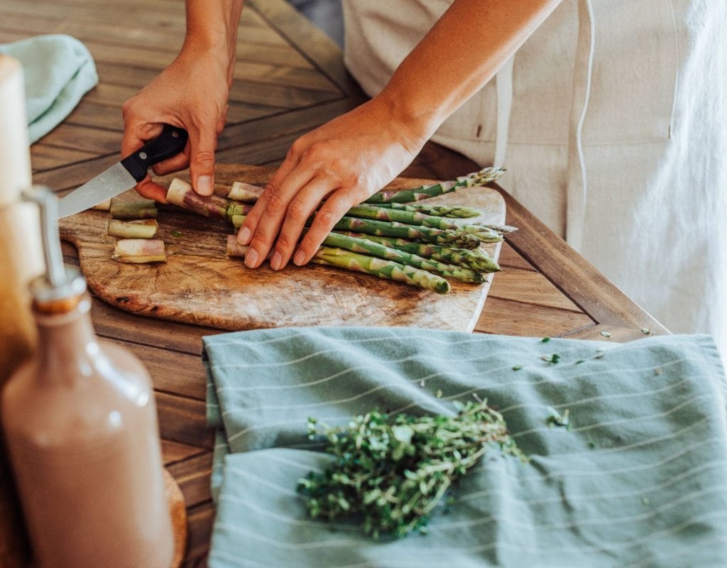 spargel kochen rezept frau hände küche