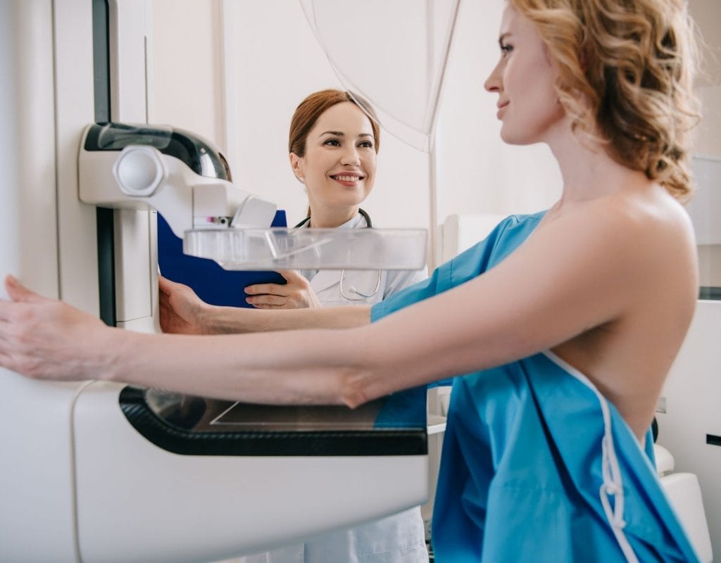 frau bei der mammohraphie in der radiologie mammographie oder ultraschall