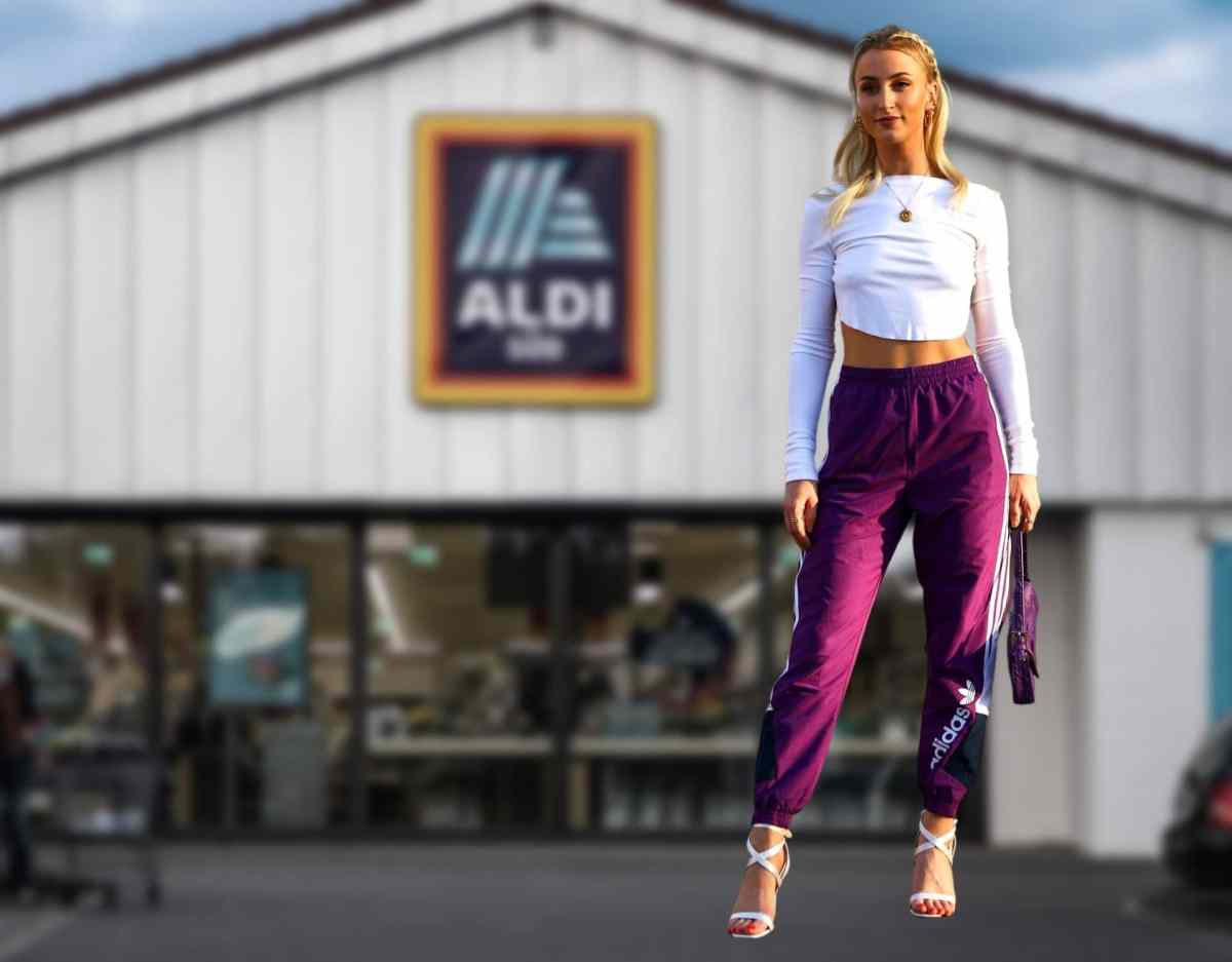 Aldi Frau vor Supermarkt