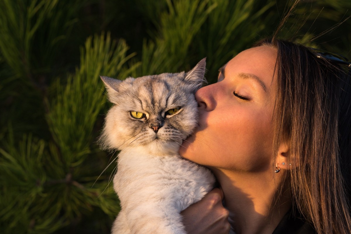 Frau mit genervter Katze