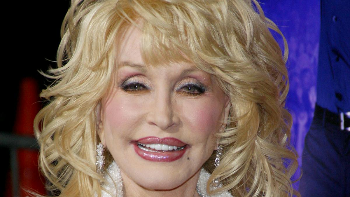 So sieht Dolly Parton auf dem roten Teppich aus - und wenn sie ins Bett geht.. © tinseltown/shutterstock.com