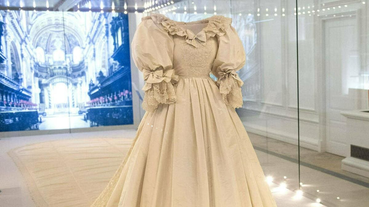 Das Hochzeitskleid von Prinzessin Diana ist im Kensington Palast ausgestellt.. © imago images/Cover-Images