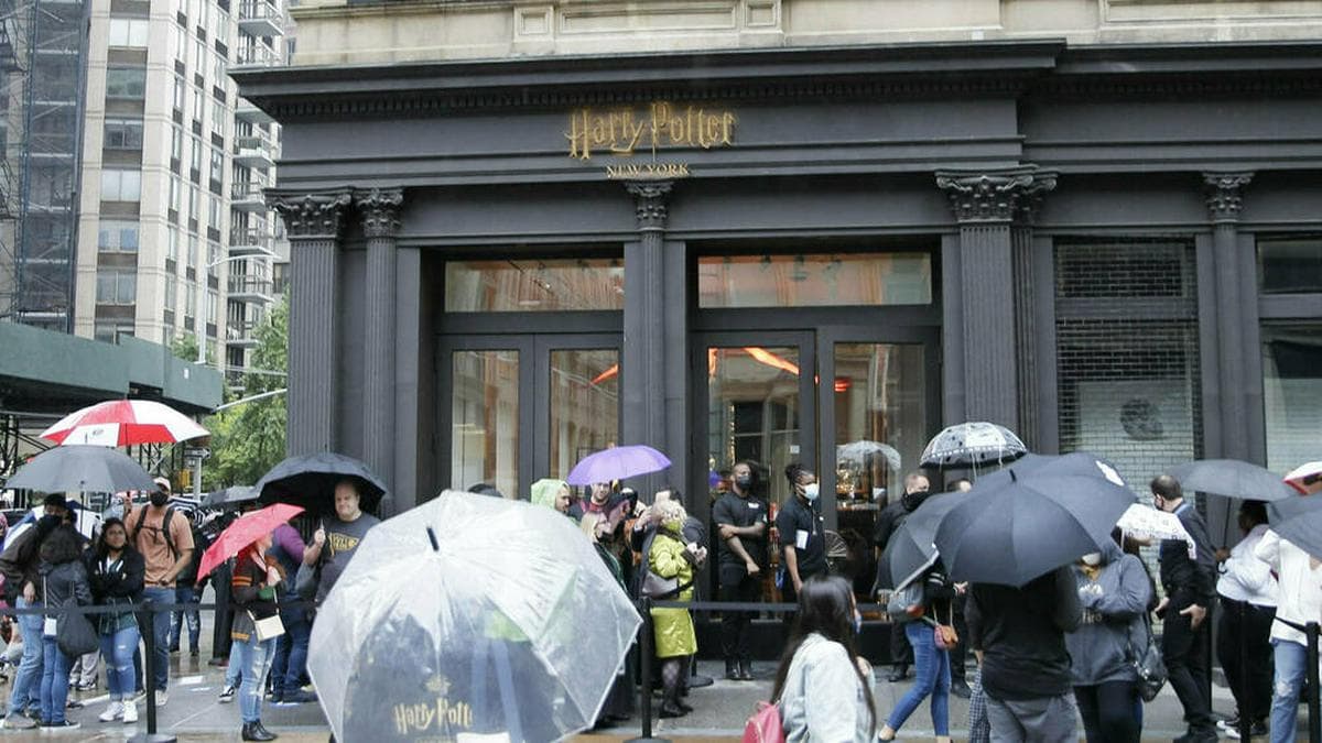 Viele Fans wollten am Donnerstag einen ersten Blick in den neuen "Harry Potter"-Laden werfen.. © imago images/UPI Photo