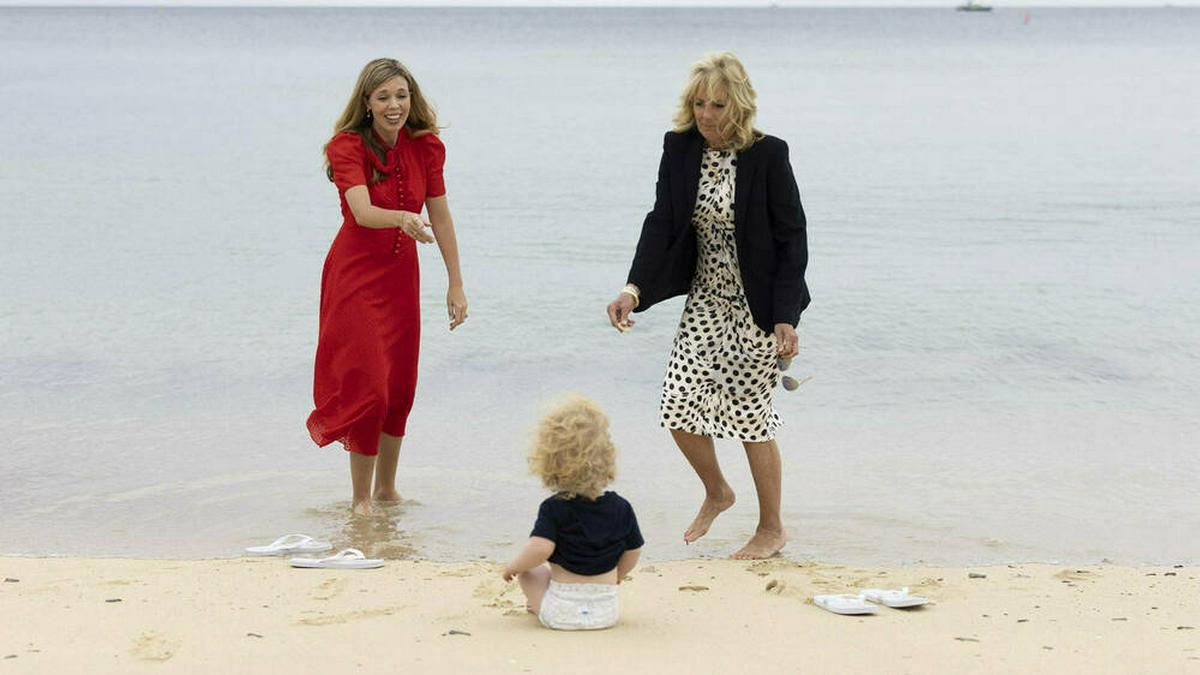 Carrie Johnson (l.) mit ihrem Sohn Wilfred und Jill Biden am südenglischen Strand.. © imago images/UPI Photo