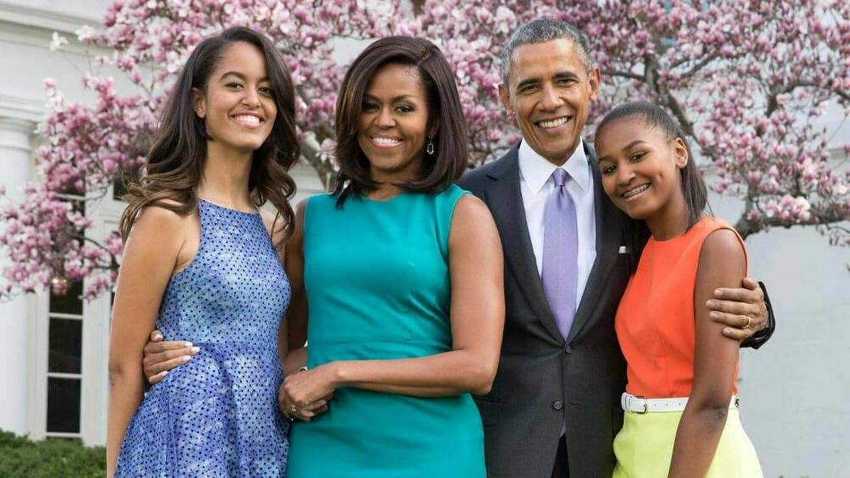 Michelle und Barack Obama mit ihren Töchtern im Garten des Weißen Hauses 2015.. © IMAGO / Everett Collection