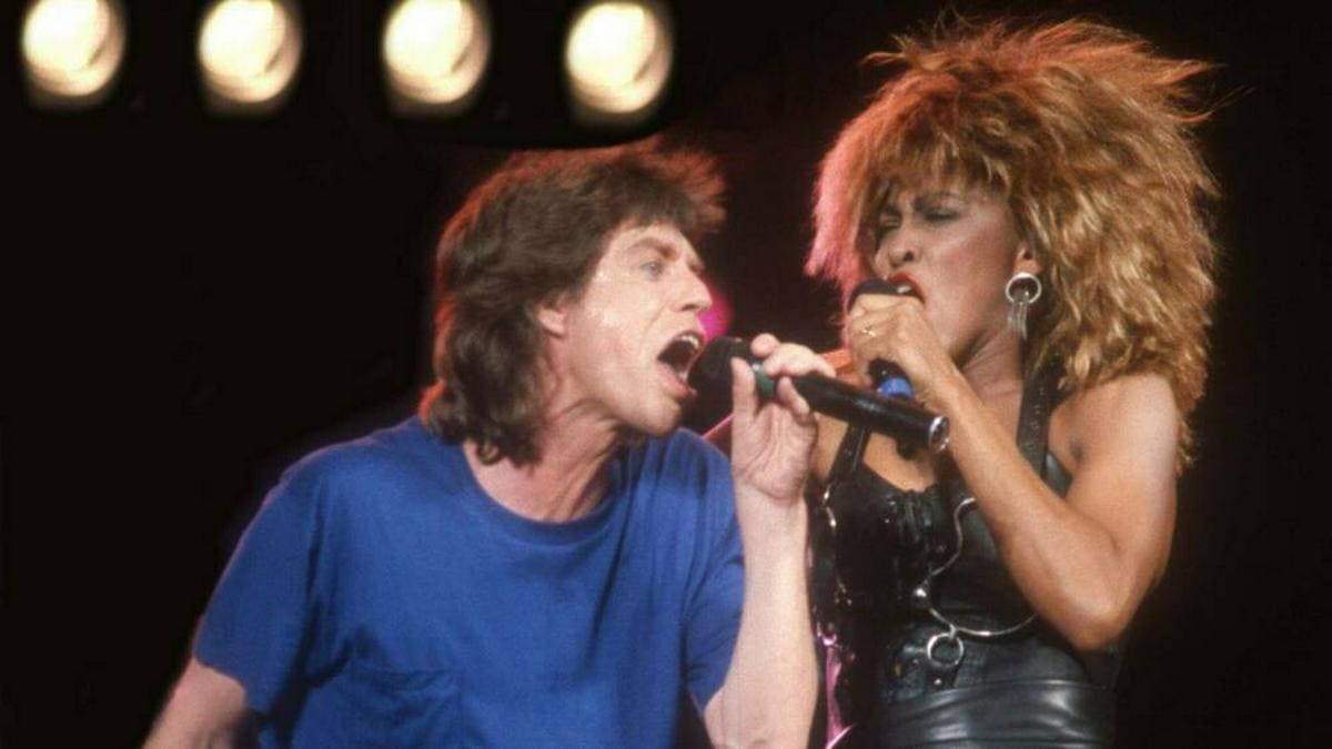 Mick Jagger und Tina Turner bei einem Auftritt 1986.. © imago images/Everett Collection