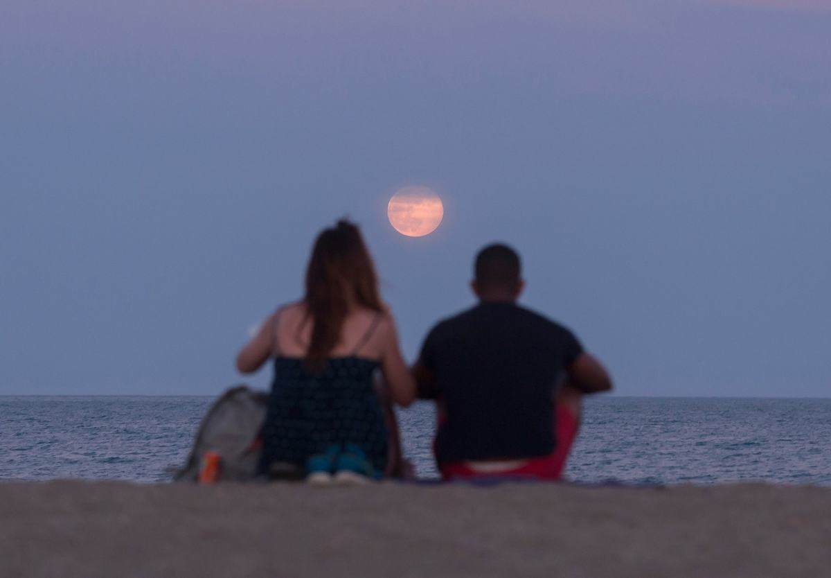 Paar vor Erdbeer-Supermond