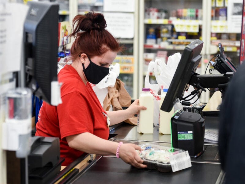 supermarkt frau kasse kassieren einkaufen