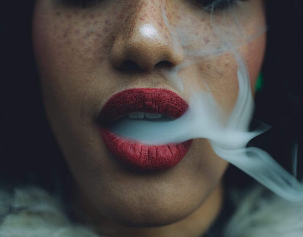 Frau die raucht