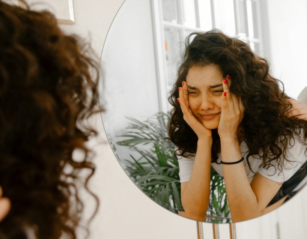 La femme a l'air triste dans le miroir